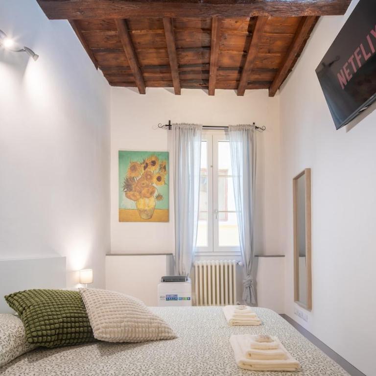 Apt in Storic Center with 10Min Walk to Duomo & Uffizi with 3BDR - Three-Bedroom Apartment - 3