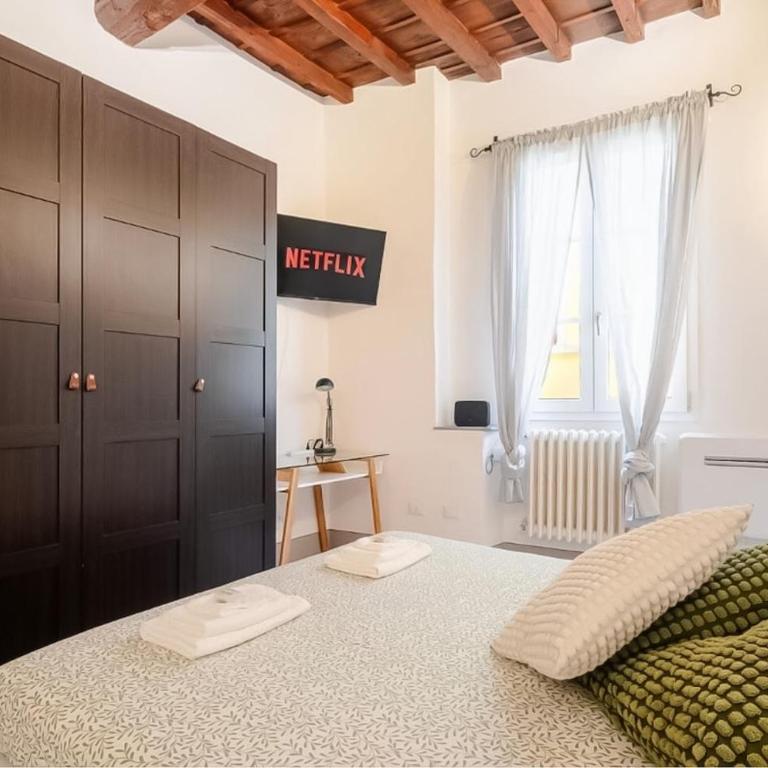 Apt in Storic Center with 10Min Walk to Duomo & Uffizi with 3BDR - Three-Bedroom Apartment - 2