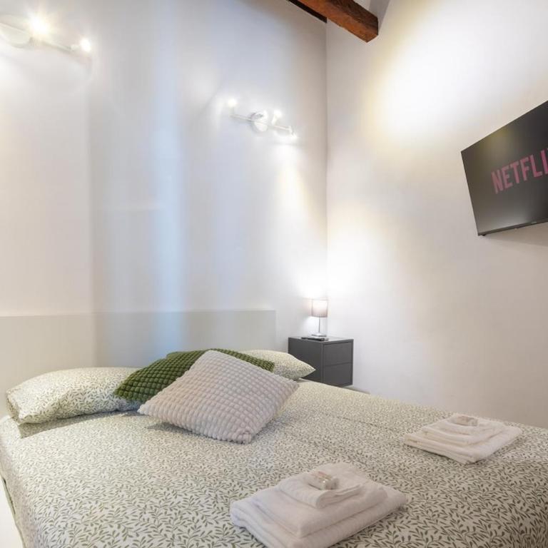 Apt in Storic Center with 10Min Walk to Duomo & Uffizi with 3BDR - Three-Bedroom Apartment - 4