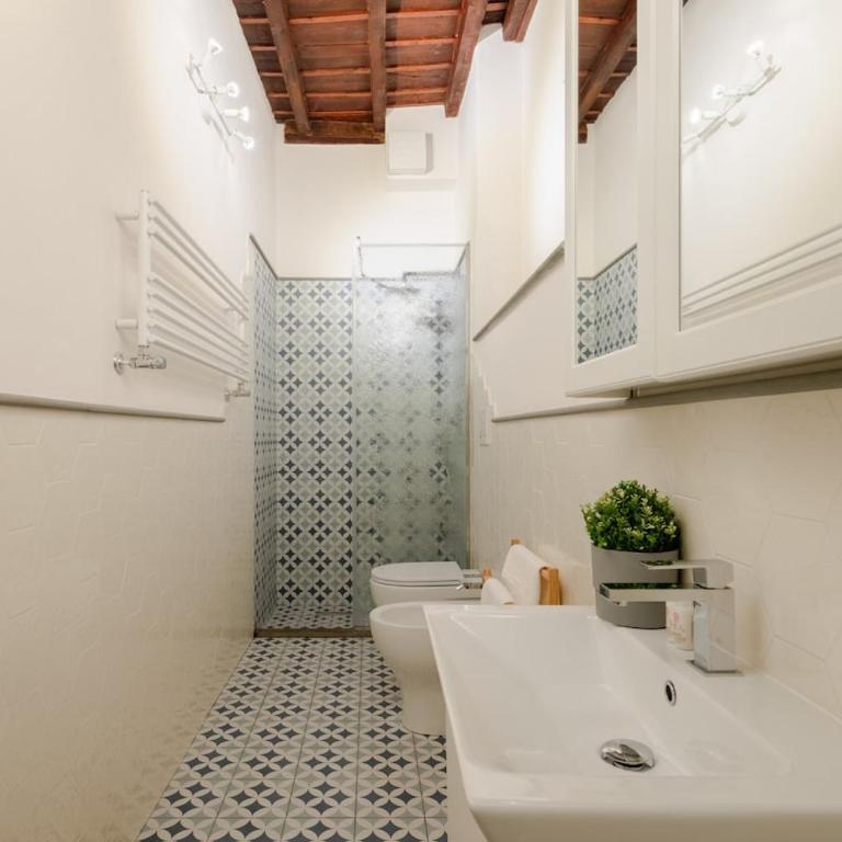 Apt in Storic Center with 10Min Walk to Duomo & Uffizi with 3BDR - Three-Bedroom Apartment - 5
