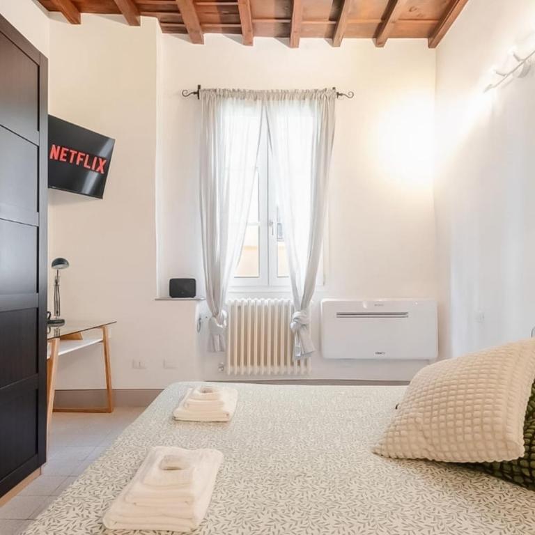 Apt in Storic Center with 10Min Walk to Duomo & Uffizi with 3BDR - Three-Bedroom Apartment - 6