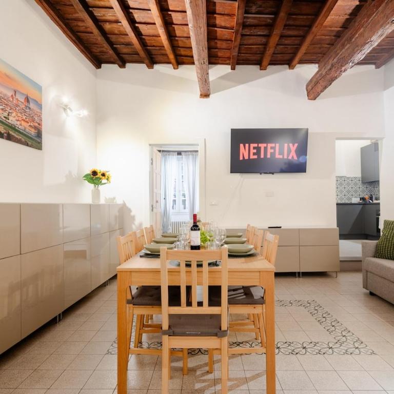Apt in Storic Center with 10Min Walk to Duomo & Uffizi with 3BDR - Three-Bedroom Apartment - 1