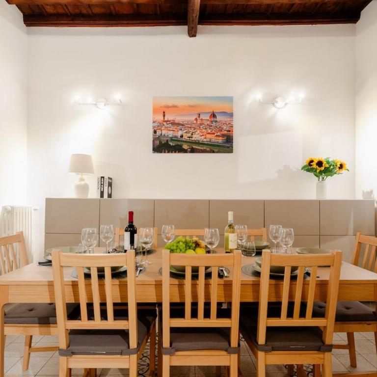 Apt in Storic Center with 10Min Walk to Duomo & Uffizi with 3BDR - Three-Bedroom Apartment - 24