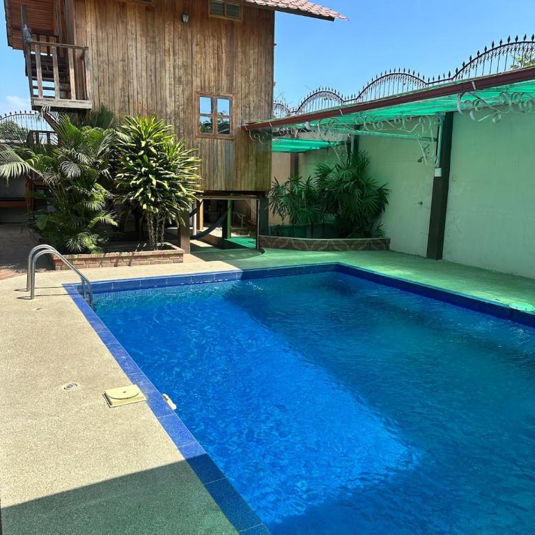 Casa vacacional con piscina - Casa con 1 dormitorio - 8