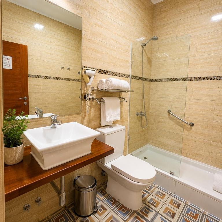 Hotel Boutique Casa Noble - Habitación con cama extragrande y balcón - 8