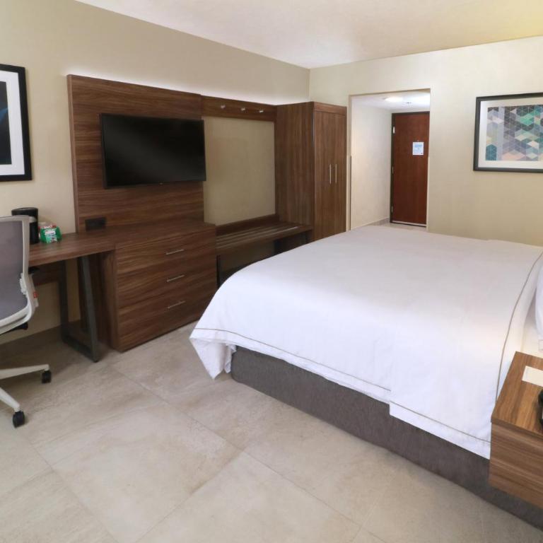 Holiday Inn Express Guadalajara Aeropuerto by IHG - Habitación con cama extragrande. - 14