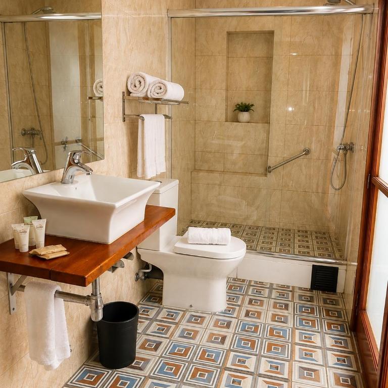 Hotel Boutique Casa Noble - Habitación con cama extragrande y balcón - 7