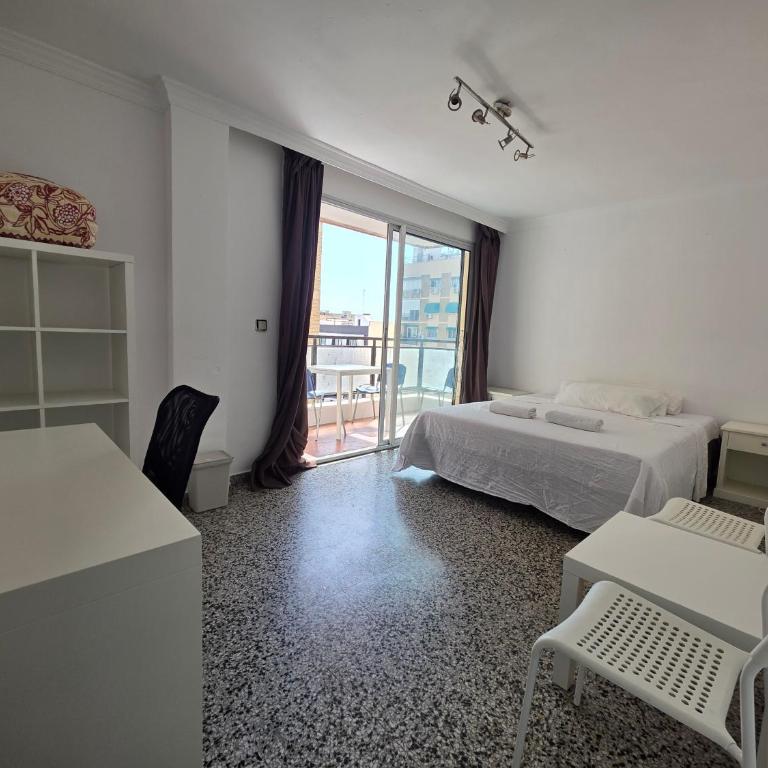 HABITACIÓN PRIVADA SUPER GRANDE CON BALCON GRANDE EN EL CENTRO DE MALAGA LA MEJOR ZONA JUSTO ENFRENTE DELA ESTACION DE TREN a - Doppelzimmer - 2