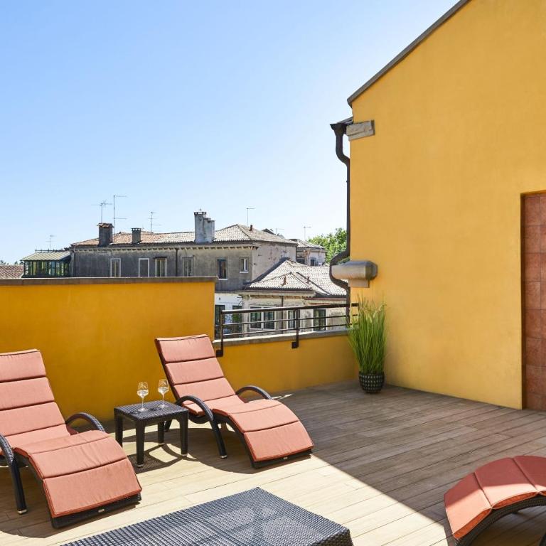 Hotel Indigo Venice - Sant'Elena by IHG - Suite mit 1 Schlafzimmer mit Kingsize-Bett und Balkon - 1