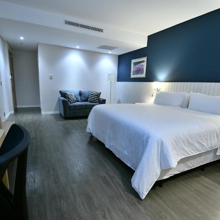 Holiday Inn Express Asuncion Aviadores by IHG - Habitación Doble Estándar con cama grande y sofá cama - 5