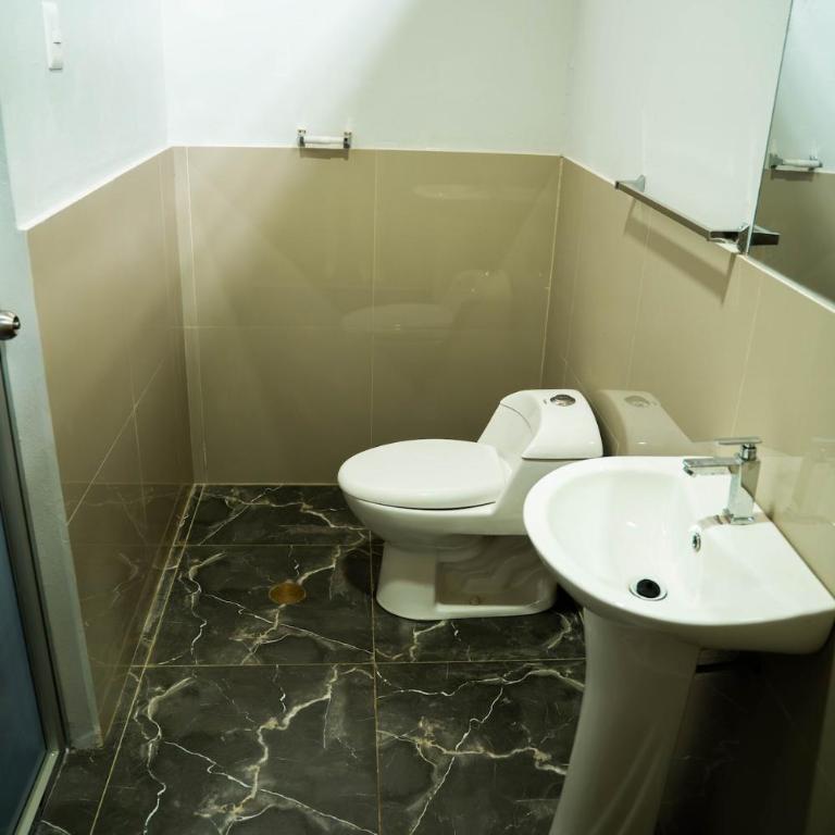 Alojamiento santillan - Four-Bedroom House - 9