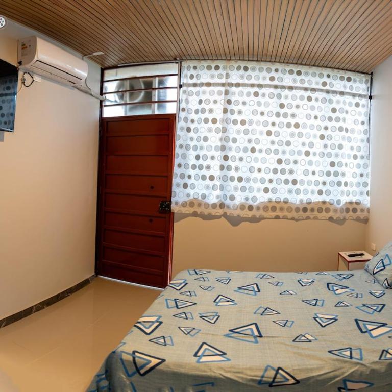 Alojamiento santillan - Four-Bedroom House - 12
