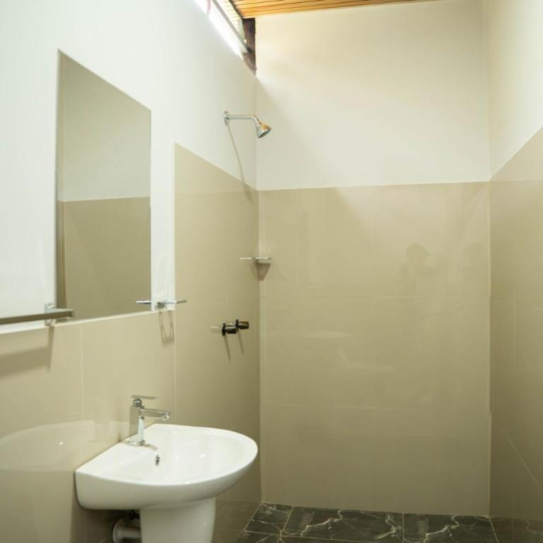 Alojamiento santillan - Four-Bedroom House - 13