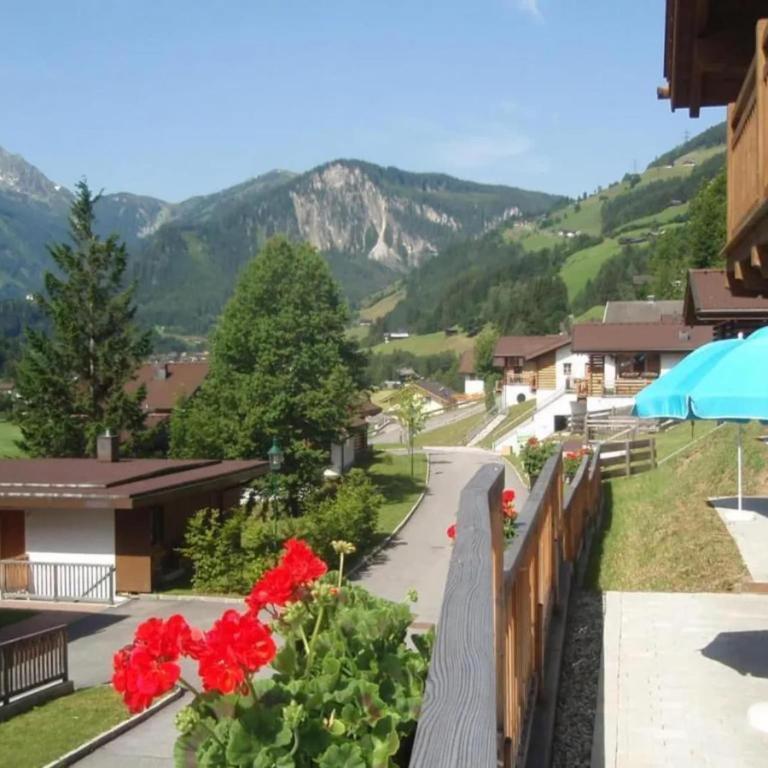 Alpine Chalet with Balcony & Sauna - Ferienhaus mit 4 Zimmern - 5
