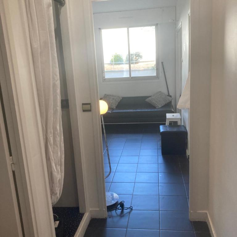 Grand studio 35m2 lumineux et étonnamment calme à 10 mètres du métro Avron et à seulement 3 minutes à pied de Nation - Apartamento de 1 dormitorio - 1