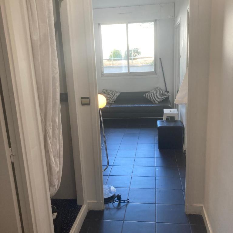Grand studio 35m2 lumineux et étonnamment calme à 10 mètres du métro Avron et à seulement 3 minutes à pied de Nation - Apartamento de 1 dormitorio - 4