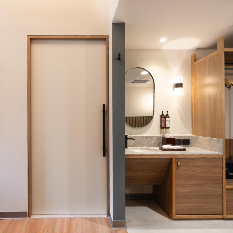 Motto By Hilton Guadalajara Centro Historico - Compact Queen Room with Roll-In Shower - Mobility Accessible - 1