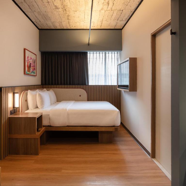Motto By Hilton Guadalajara Centro Historico - Compact Queen Room with Roll-In Shower - Mobility Accessible - 2