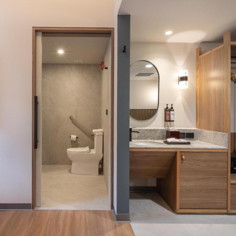 Motto By Hilton Guadalajara Centro Historico - Compact Queen Room with Roll-In Shower - Mobility Accessible - 3