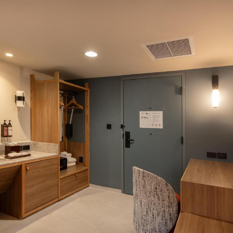 Motto By Hilton Guadalajara Centro Historico - Compact Queen Room with Roll-In Shower - Mobility Accessible - 4