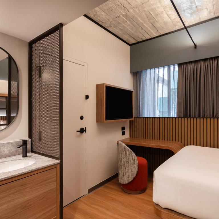 Motto By Hilton Guadalajara Centro Historico - Bunk Room with Twin Over Queen Bed - 1