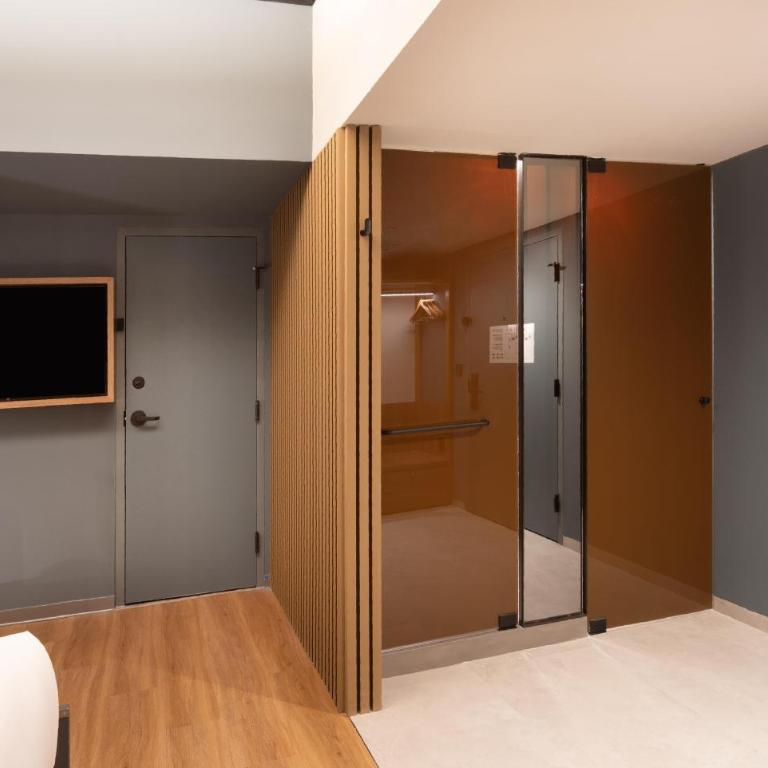 Motto By Hilton Guadalajara Centro Historico - Flex Room with Queen Wall Bed - 6