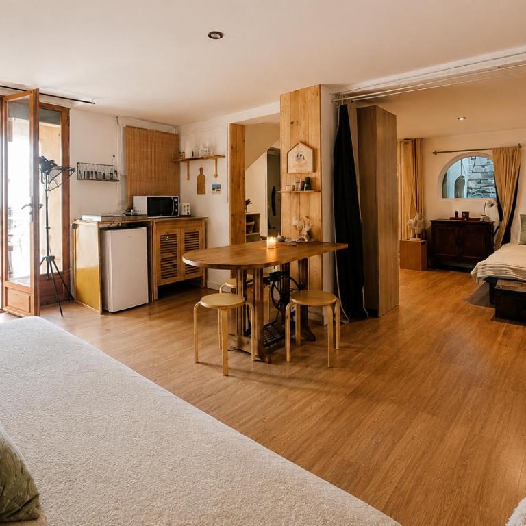 Joïa -Patio Grand Studio 38 m carré au cœur de Marseillan - Appartement 2 Chambres - 12