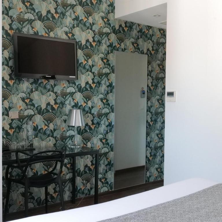 Le Manoir Hotel, BW Signature Collection - Superior King Room with One King Bed and Work Desk - Non-Smoking - 3