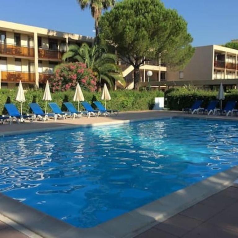 Charmant Studio dans résidence de vacances avec Piscine , Parking privé, Climatisé, 4 couchages, Mandelieu la Napoule près de Cannes ! - Estudio Familiar - 3