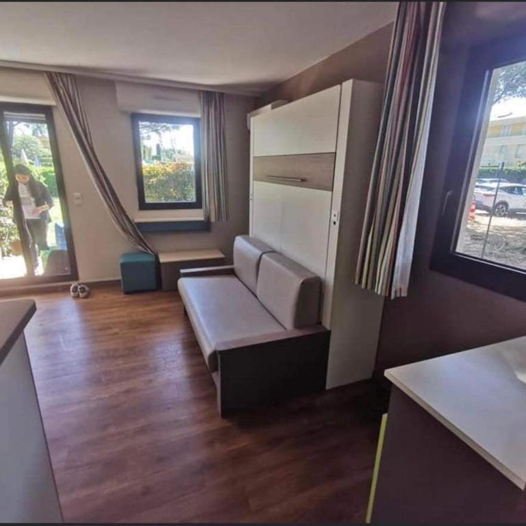 Charmant Studio dans résidence de vacances avec Piscine , Parking privé, Climatisé, 4 couchages, Mandelieu la Napoule près de Cannes ! - Estudio Familiar - 6