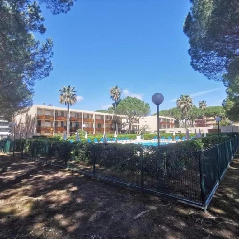 Charmant Studio dans résidence de vacances avec Piscine , Parking privé, Climatisé, 4 couchages, Mandelieu la Napoule près de Cannes ! - Estudio Familiar - 10