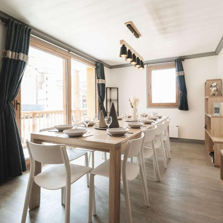 Appartement rénové chaleureux et moderne, 120m², 10-12 pers, accès direct aux pistes, stationnement inclus - Appartement 5 Chambres - 8