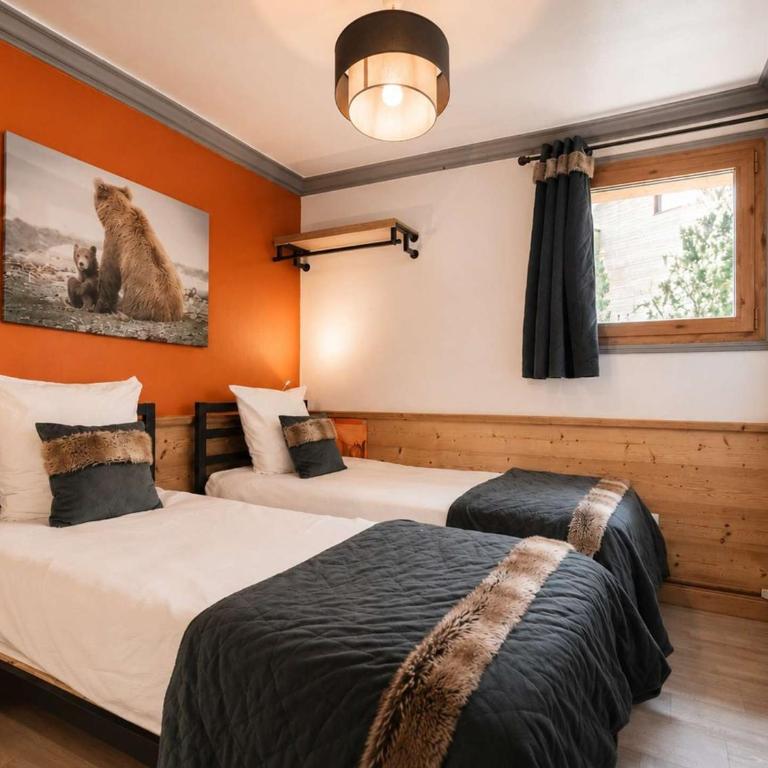 Appartement rénové chaleureux et moderne, 120m², 10-12 pers, accès direct aux pistes, stationnement inclus - Appartement 5 Chambres - 14