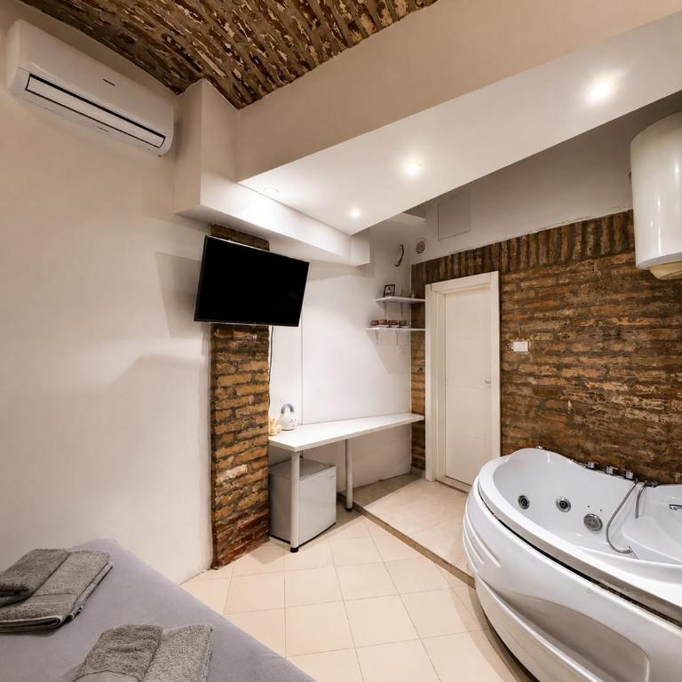 Rustic Jacuzzi apartment - One-Bedroom Apartment - 2