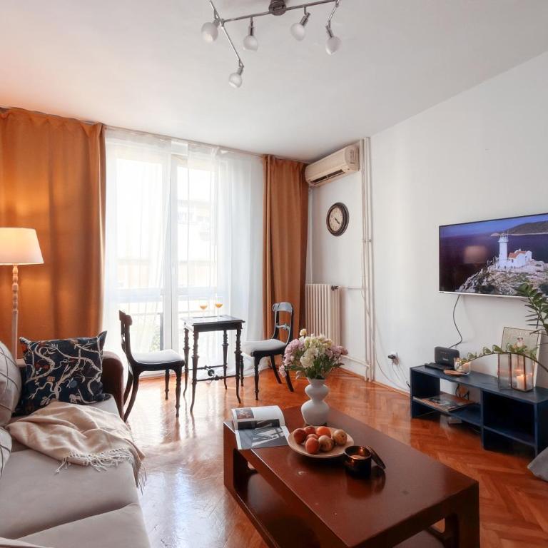 Vintage charm by Republic Square - French balcony - Apartman sa 1 Spavaćom Sobom - 3