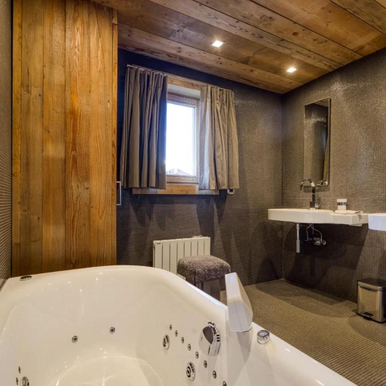 Generous Chalet In Courchevel - Chalet - 14