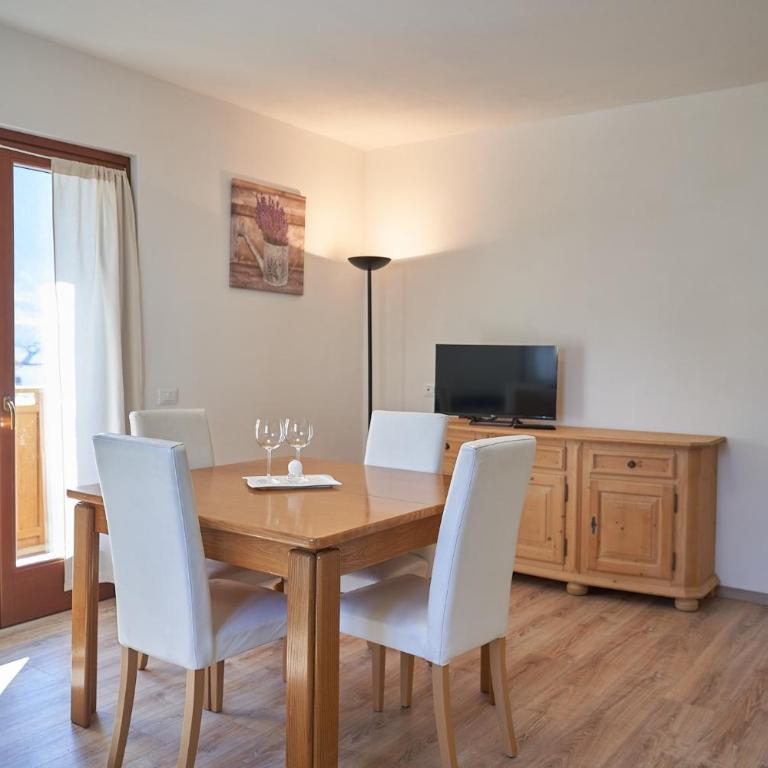 Dolomis Apartments - Appartamento Deluxe con 2 Camere da Letto e Vista Giardino - 1