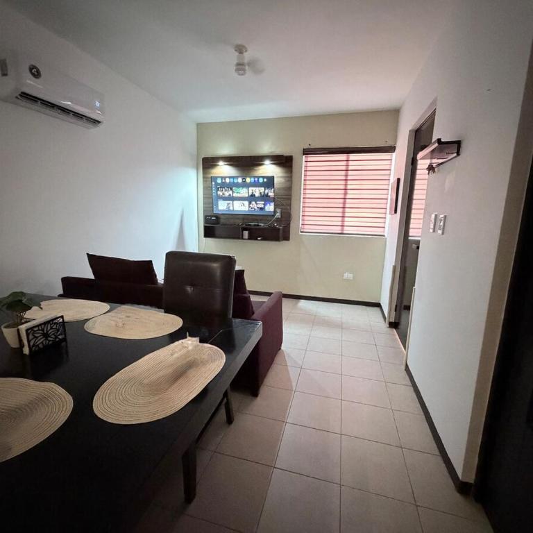 Entire Private House, Near the Airport - Apartamento de 2 dormitorios - 1