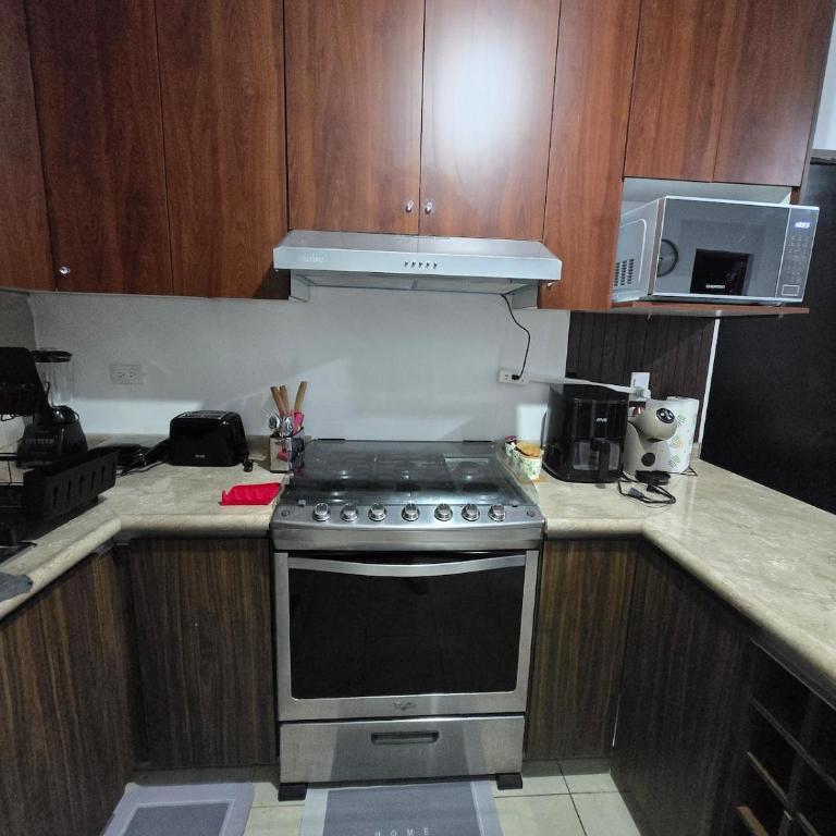 Entire Private House, Near the Airport - Apartamento de 2 dormitorios - 4