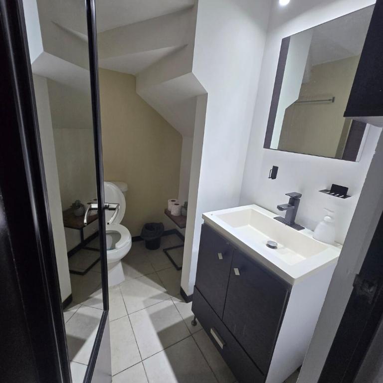 Entire Private House, Near the Airport - Apartamento de 2 dormitorios - 5