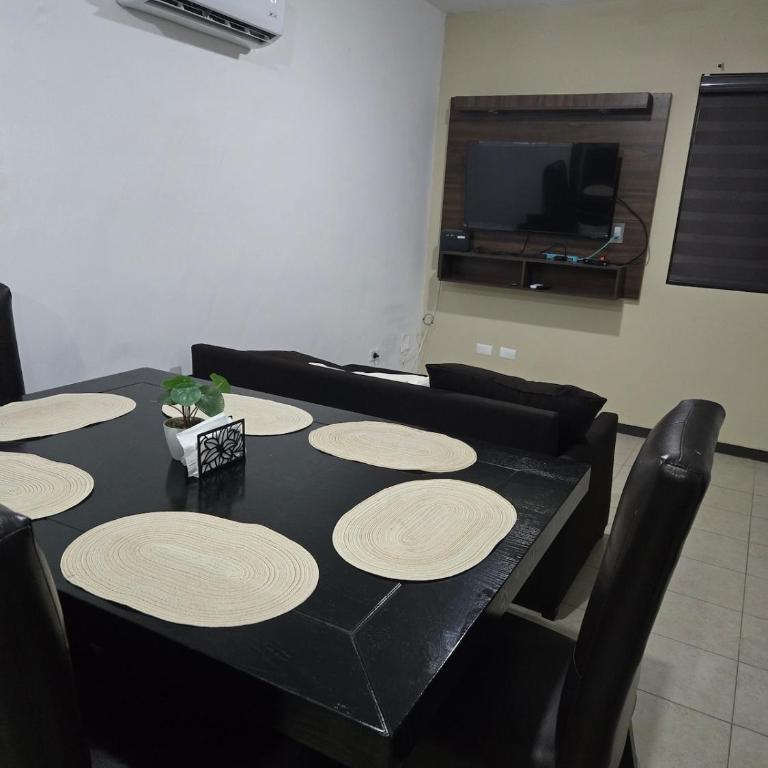 Entire Private House, Near the Airport - Apartamento de 2 dormitorios - 17