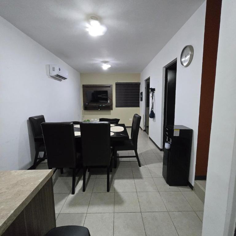 Entire Private House, Near the Airport - Apartamento de 2 dormitorios - 22