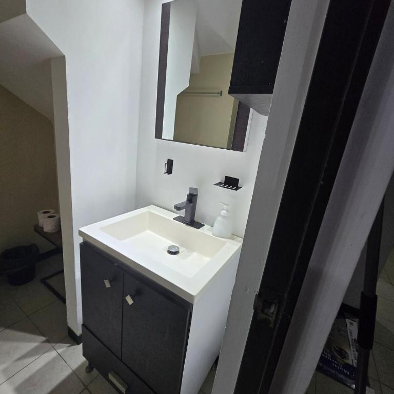 Entire Private House, Near the Airport - Apartamento de 2 dormitorios - 24