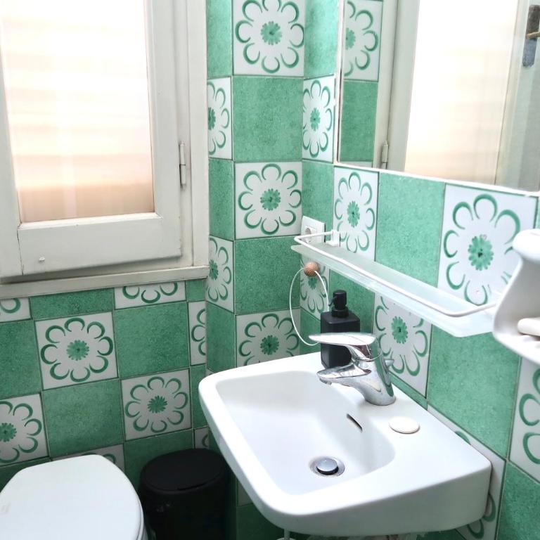 Cozy Esthers Room T with Balcony - Double Room - 14