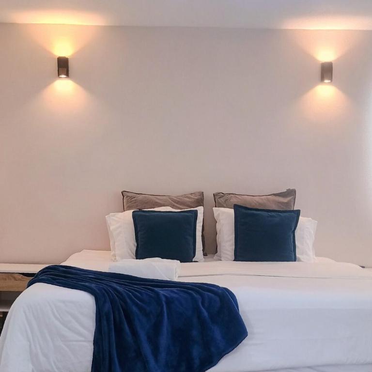 150 meters from El Poblado Park - Two-Bedroom Apartment - 28