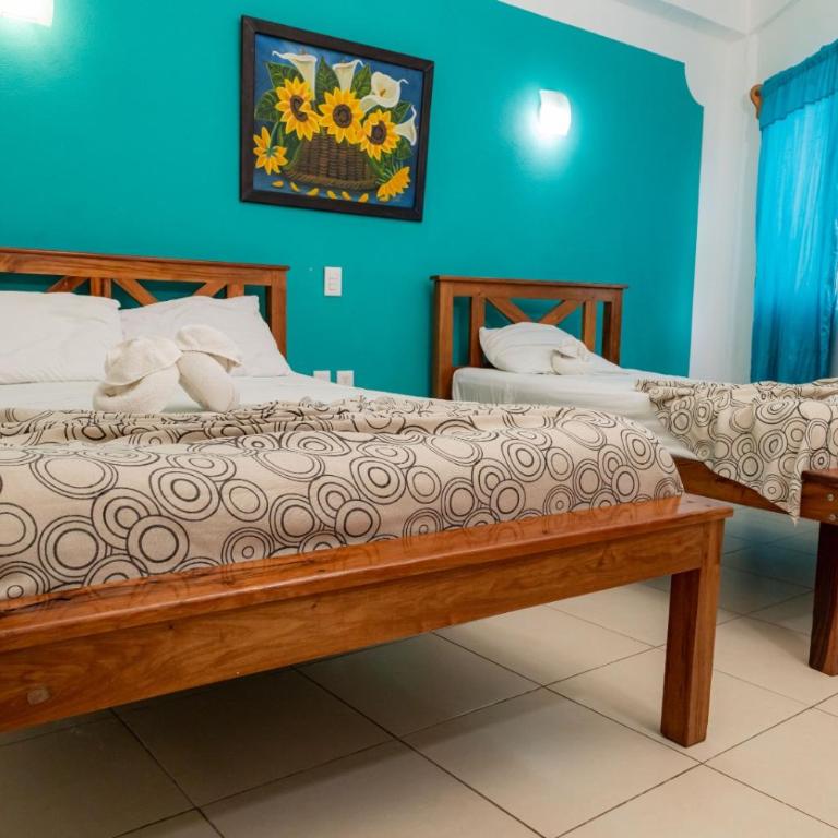 Hotel Las Palmas en Laurel - Habitación cuádruple - 2