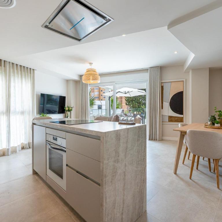 797 HOLIDAY RENTALS - Lujoso piso con piscina privada - Apartamento Deluxe de 2 dormitorios con balcón - 12