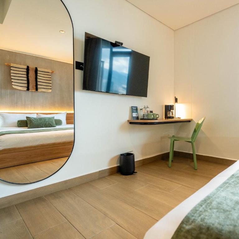 Hunters Hotel Medellin - Deluxe Double Room - 14