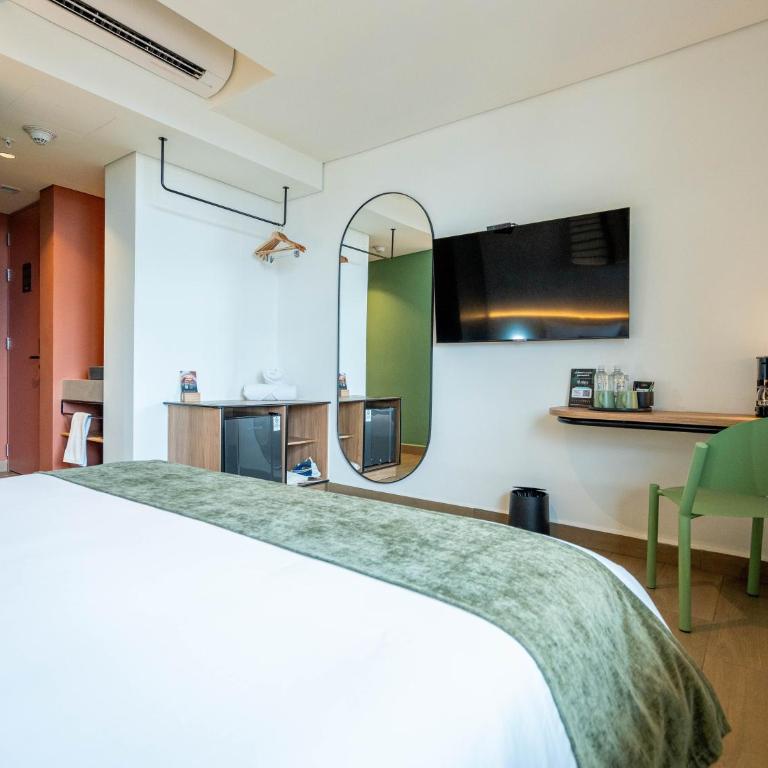 Hunters Hotel Medellin - Deluxe Double Room - 15