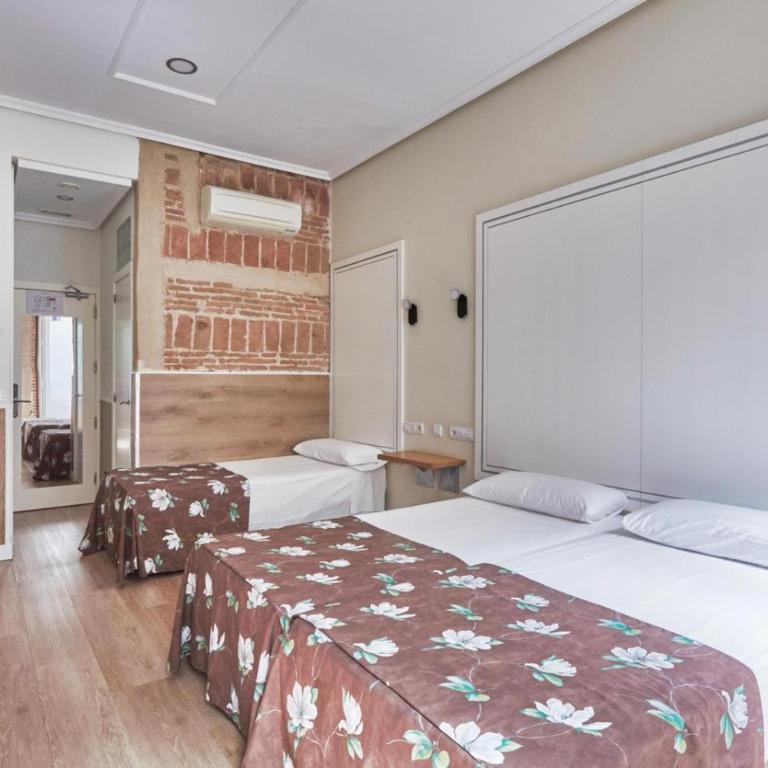 Hostal Madrid - Dreibettzimmer mit Straßenblick - 2